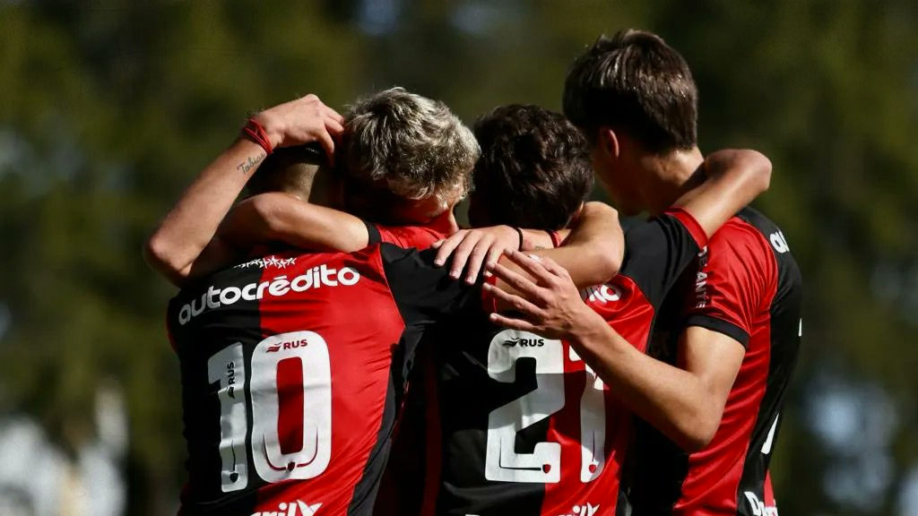 Thiago Gigena festeja un gol en las inferiores de Newell's Old Boys