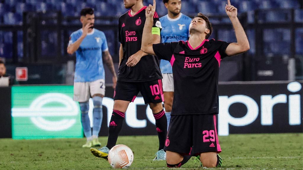 Santiago Giménez, busca ganar competencia en Selección Mexicana y Feyenoord