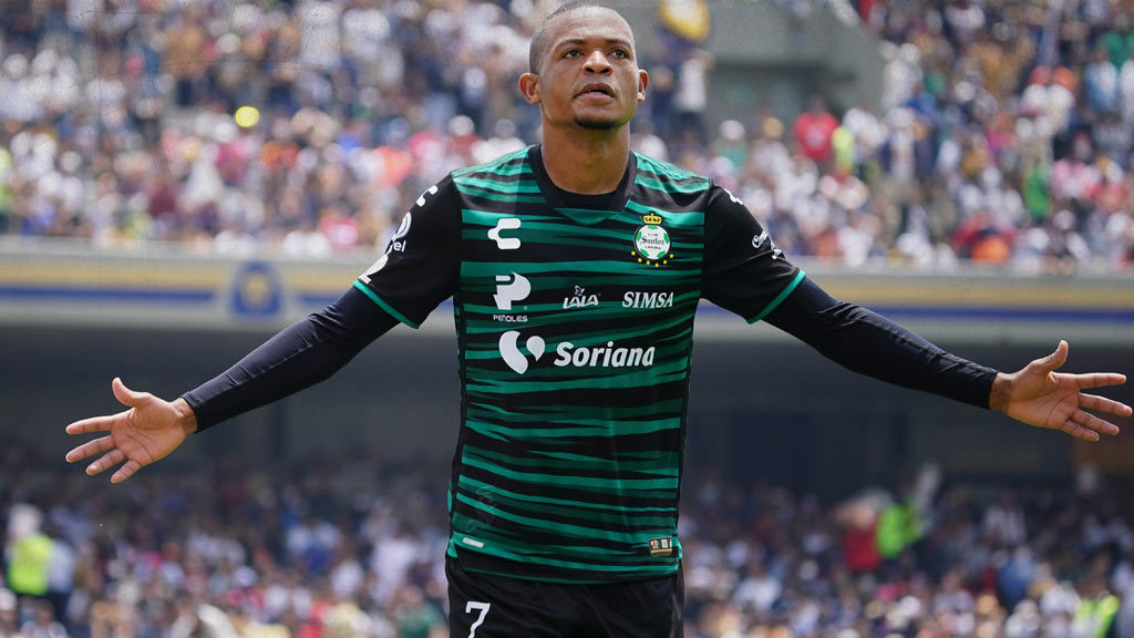 Santos Laguna lleva a lo más alto a Harold Preciado