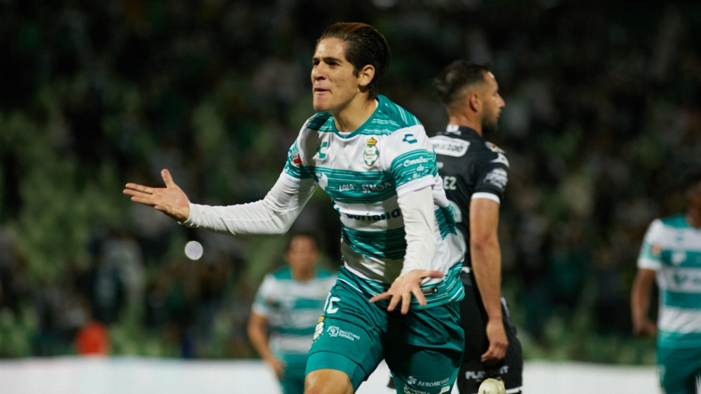 Santos Laguna espera a Santiago Muñoz; el Newcastle no muestra interés para comprarlo