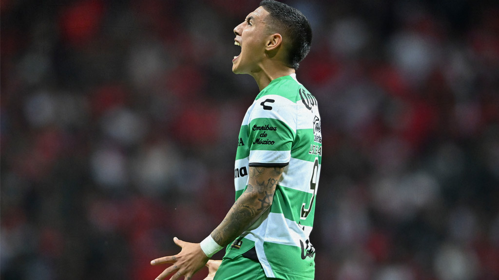 En Santos Laguna se piensan la compra de Leonardo Suárez