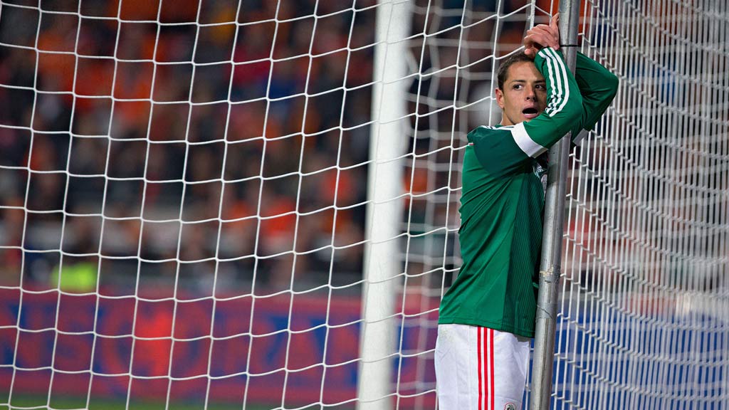 Chicharito tiene al menos tres años borrado de la Selección Mexicana