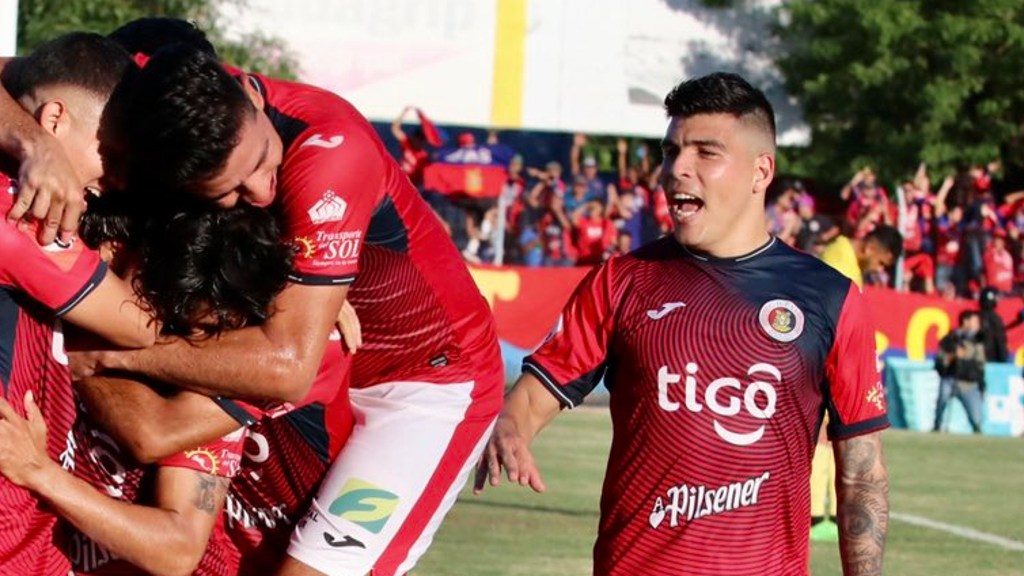 El Quick Mendoza fue campeón en El Salvador, ya es ídolo con el Deportivo FAS