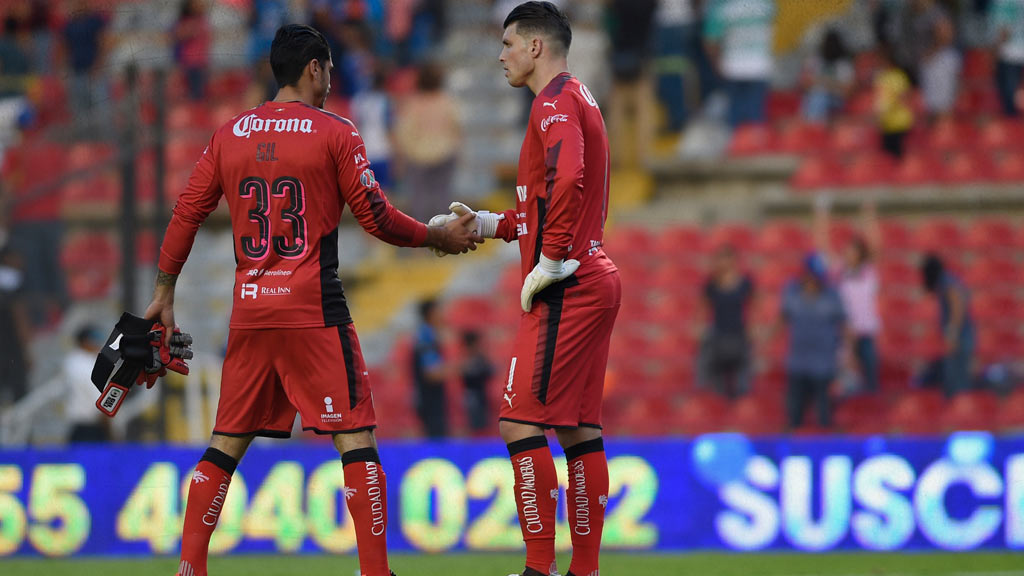 Gil Alcalá en su época como portero de Querétaro con Tiago Volpi, con quien peleaba la titularidad
