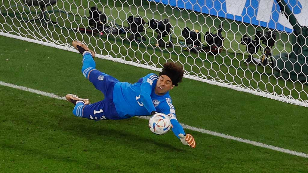 Guillermo Ochoa está atajando en Qatar 2022 sin contrato con América