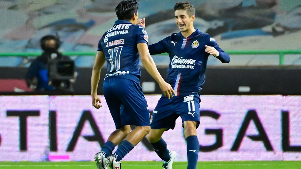 Jesús Sánchez e Isaac Brizuela seguirán siendo futbolistas de Chivas por un año más