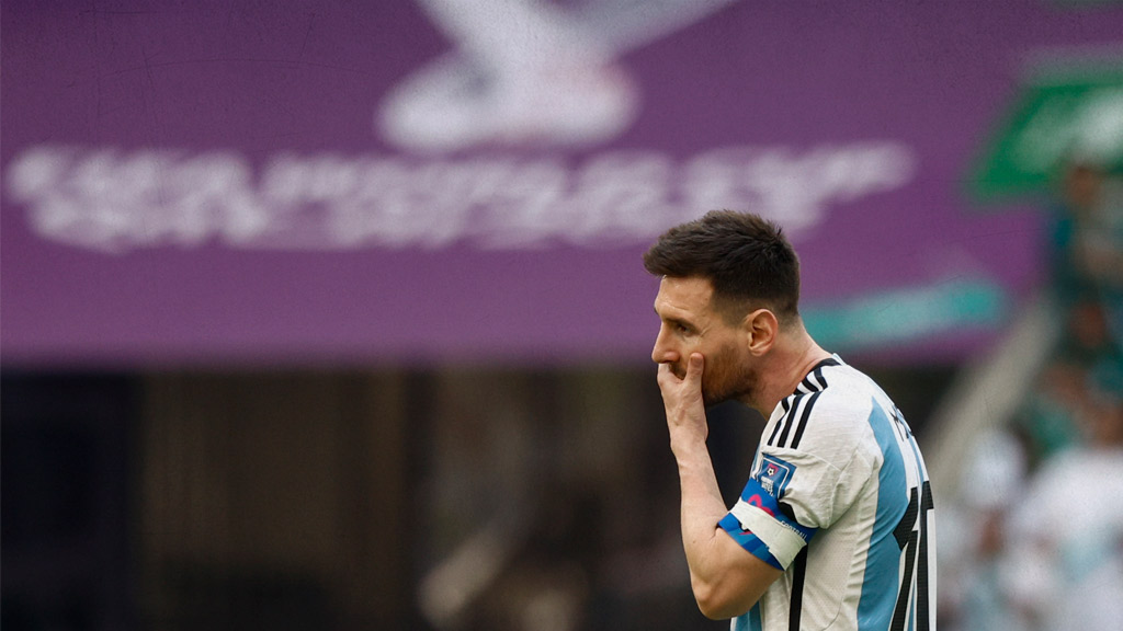 Lionel Messi con una expresión que lo dice todo ante la catástrofe vs Arabia Saudita