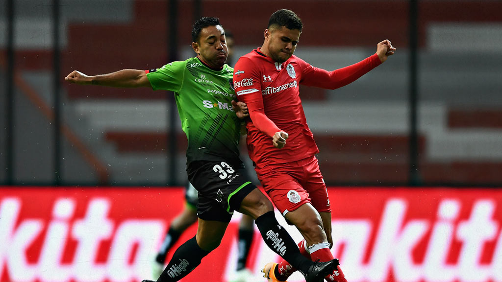 Marco Fabián y Alan Medina, hace algunos años en un partido de Liga MX; en el Clausura 2023 pueden llegar a Chivas