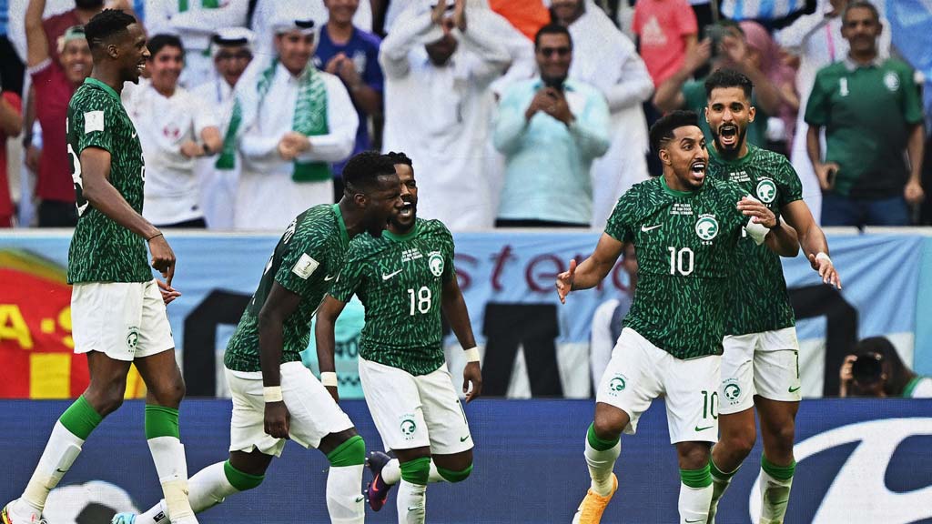Salem Al-Dawsari festeja su gol ante Argentina junto a sus compañeros de Arabia Saudita