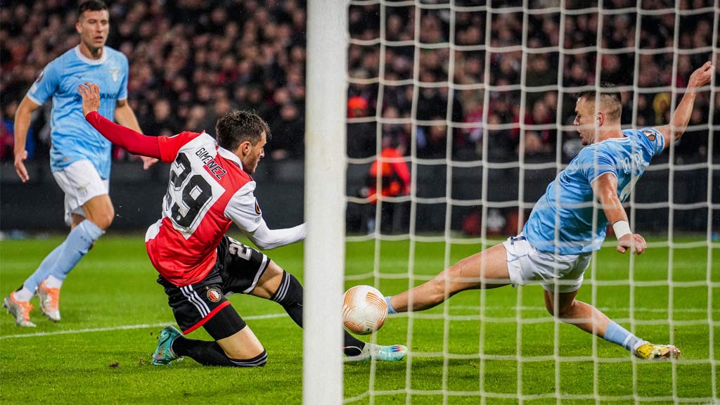 Santiago Giménez anota nuevamente en el Feyenoord vs Lazio