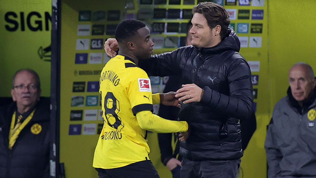 Youssoufa Moukoko y Edin Terzic festejan un gol del Borussia Dortmund