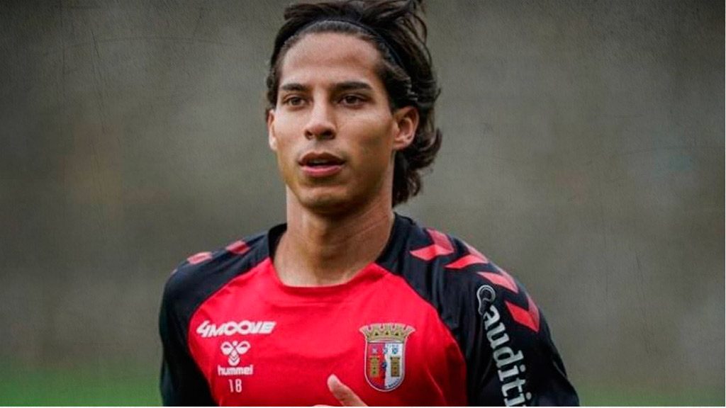 Diego Lainez sigue en caída libre