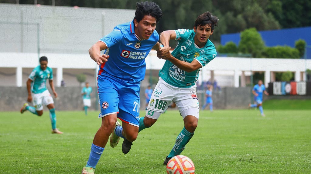 Marco Pablo pasó de defensa a delantero; con Cruz Azul juega de atacante aunque hace dos años no anota