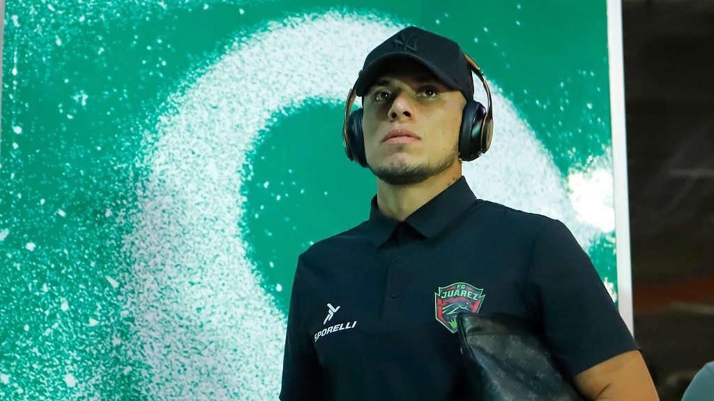 Cantante y jugador; Carlos ‘Titán’ Salcedo estrena nuevo sencillo