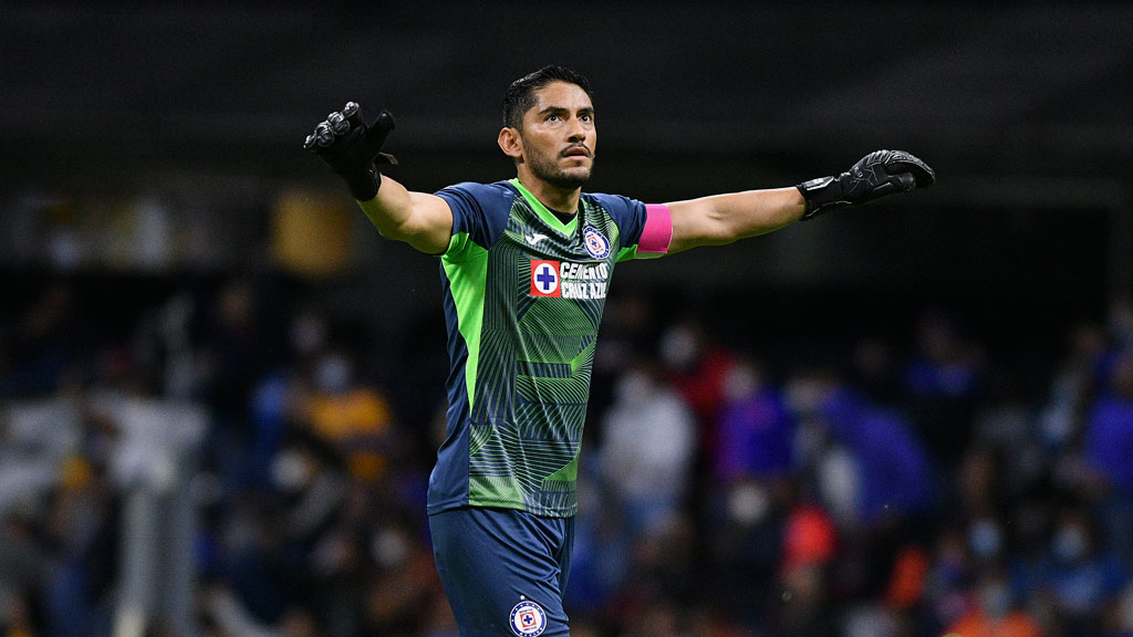 José de Jesús Corona está pensando en su retiro y quiere hacerlo vistiendo la camiseta de Cruz Azul