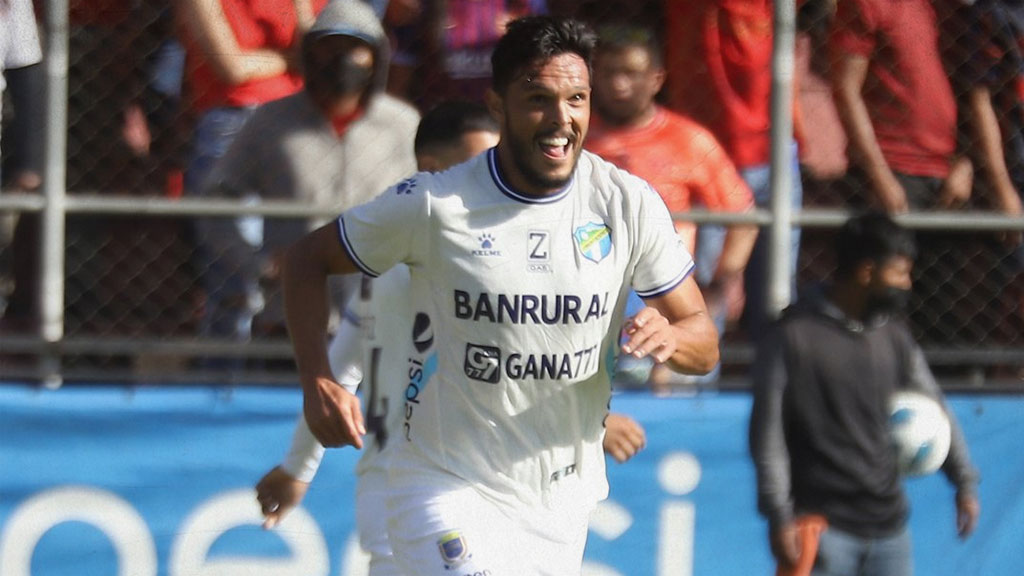Luis Ángel Landín se ha convertido en un goleador en Guatemala