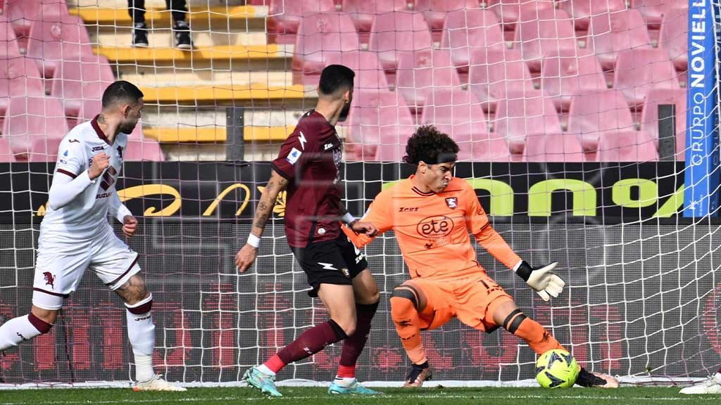 Guillermo Ochoa se vuelve a robar los reflectores en Italia