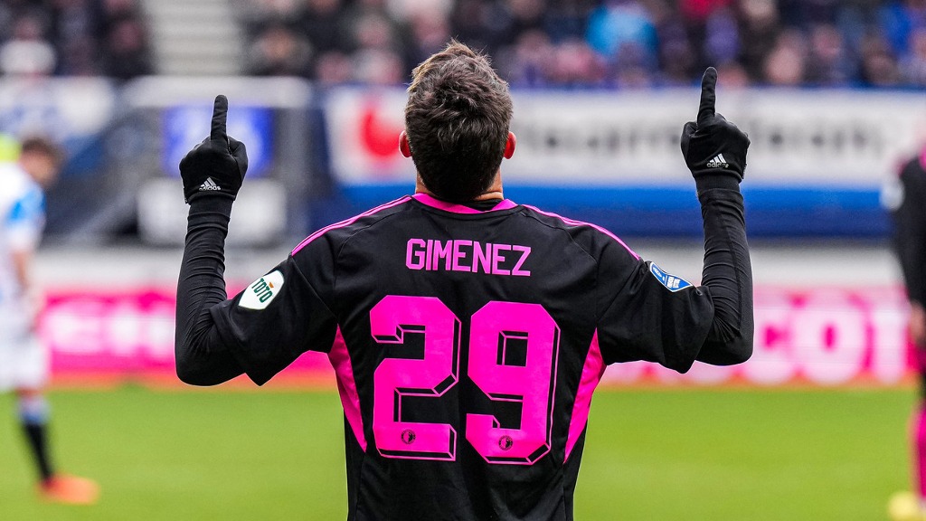 Santiago Giménez se convirtió en el delantero titular del Feyenoord