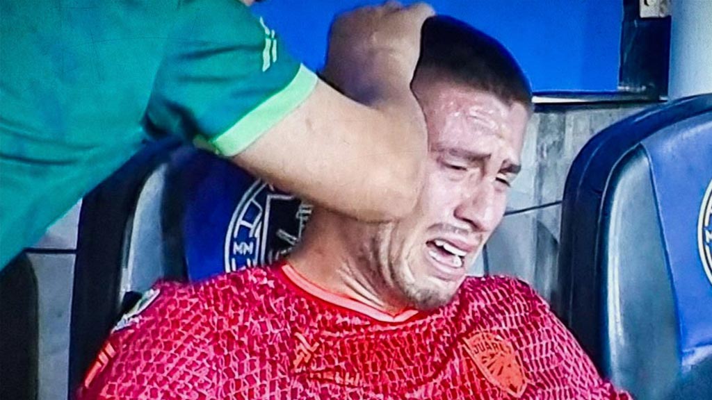 Santiago Ormeño, lesionado en debut con Juárez; se teme lo peor