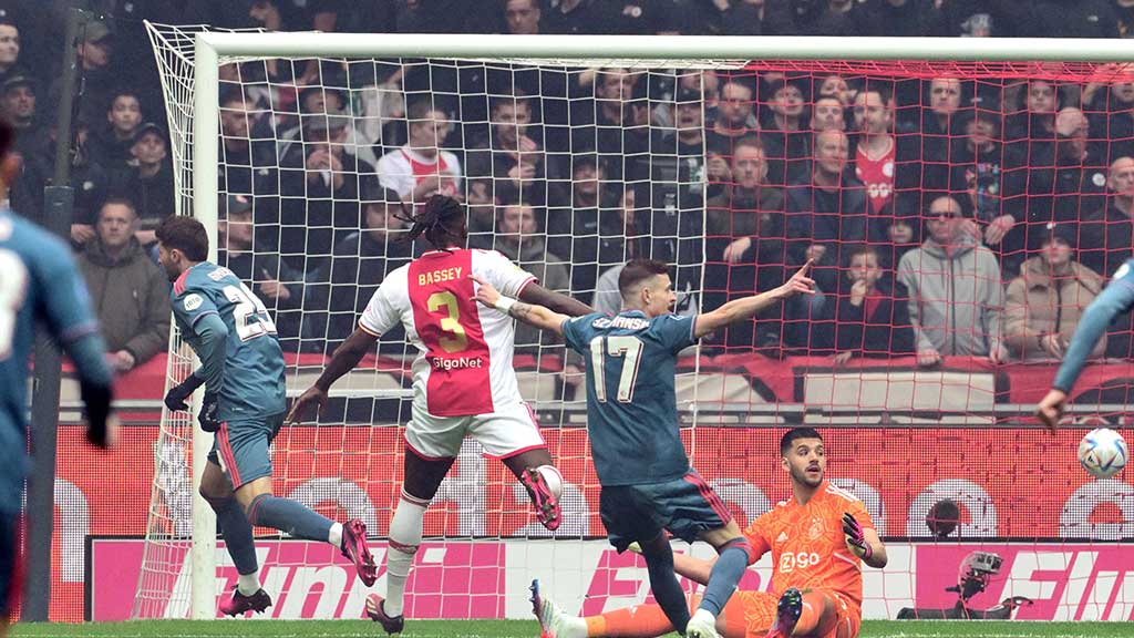 Santiago Giménez fue protagonista en la victoria del Feyenoord; se encamina al título de la Eredivisie