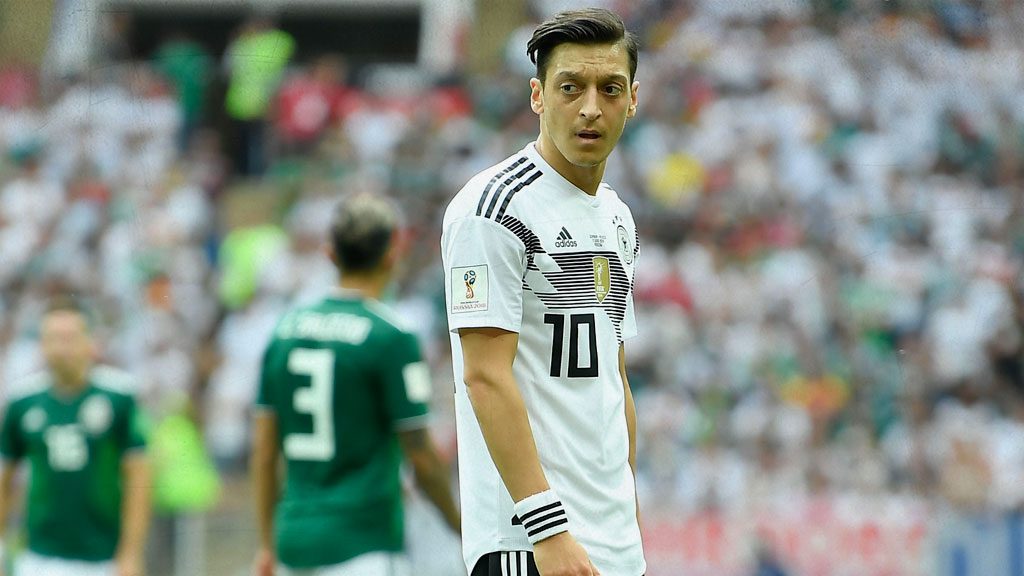 Mesut Özil se retira del futbol oficialmente