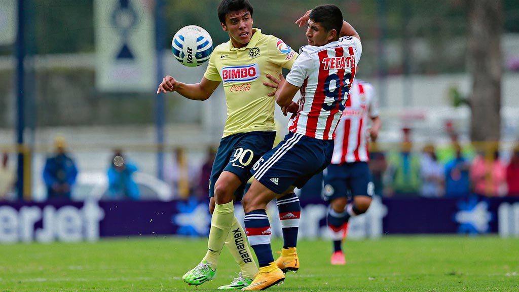 Víctor Guzmán en un Chivas vs América durante su estancia en las inferiores de los Rojiblancos