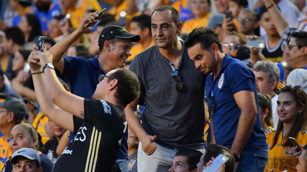 Walter Gaitán conviviendo con aficionados en el Estadio Universitario