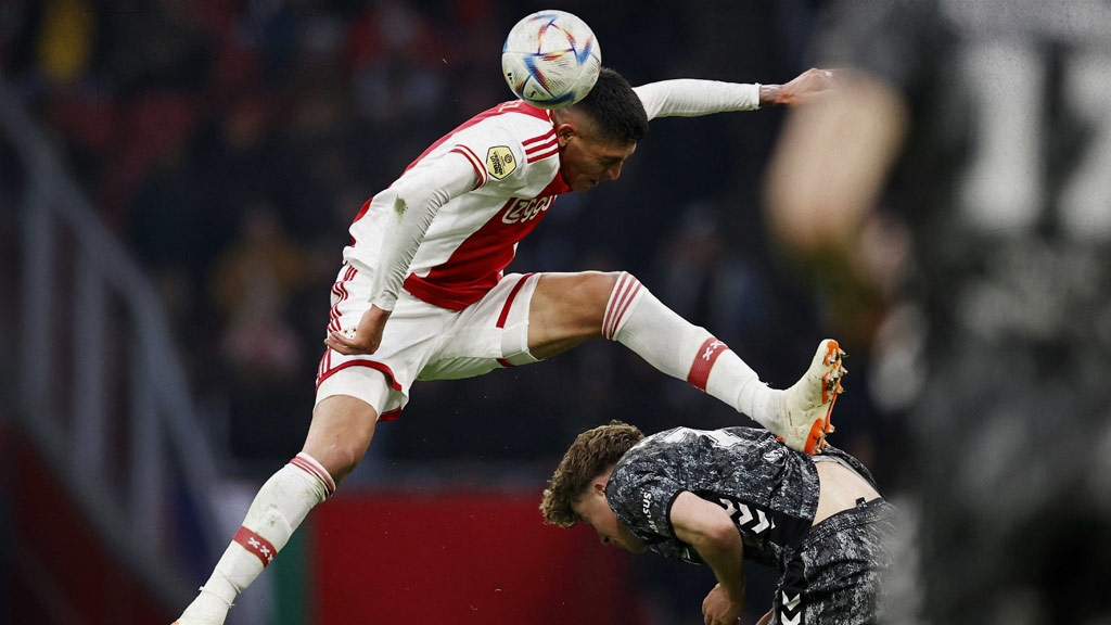 Edson Álvarez ha sido cuestionado por su estilo de juego en el Ajax de Ámsterdam
