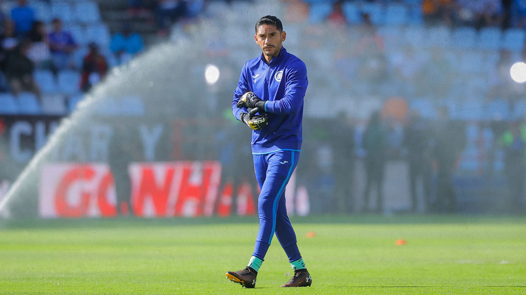 Jesús Corona tendría las horas contadas con Cruz Azul y estaría pensando en el retiro