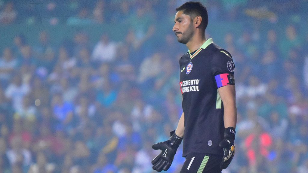 Jesús Corona estaría en la puerta de salida de Cruz Azul