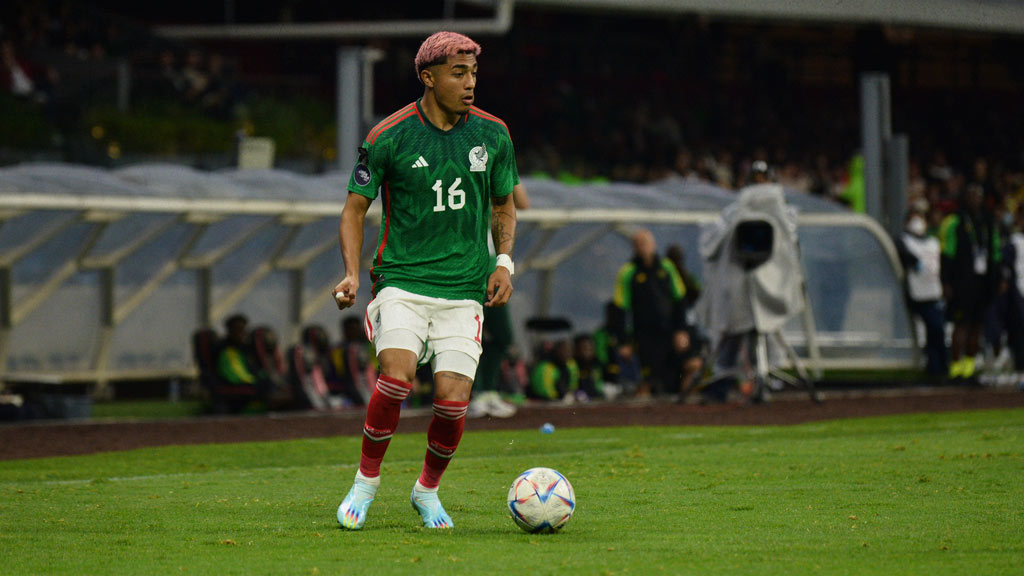 Julián Araujo de la Selección Mexicana busca un lugar en el FC Barcelona