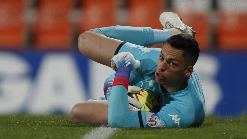 ¿Óscar Whalley es opción para la portería de Chivas?