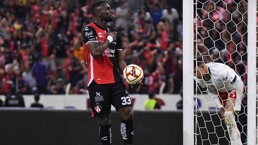 Julián Quiñones se convirtió en la pesadilla de Chivas; el colombiano sigue con su buena racha ante el Rebaño