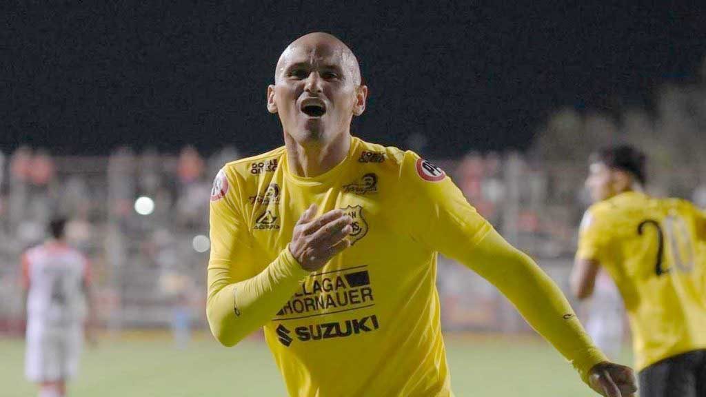 Humberto ‘Chupete’ Suazo sigue marcando goles a sus 41 años