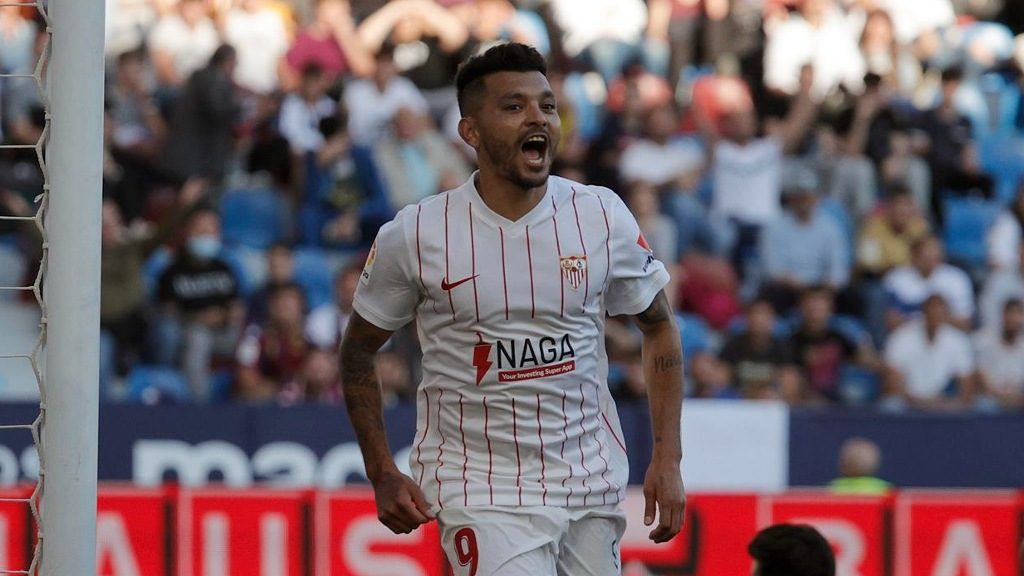 Tecatito Corona quiere asegurar su lugar en Sevilla para la próxima temporada