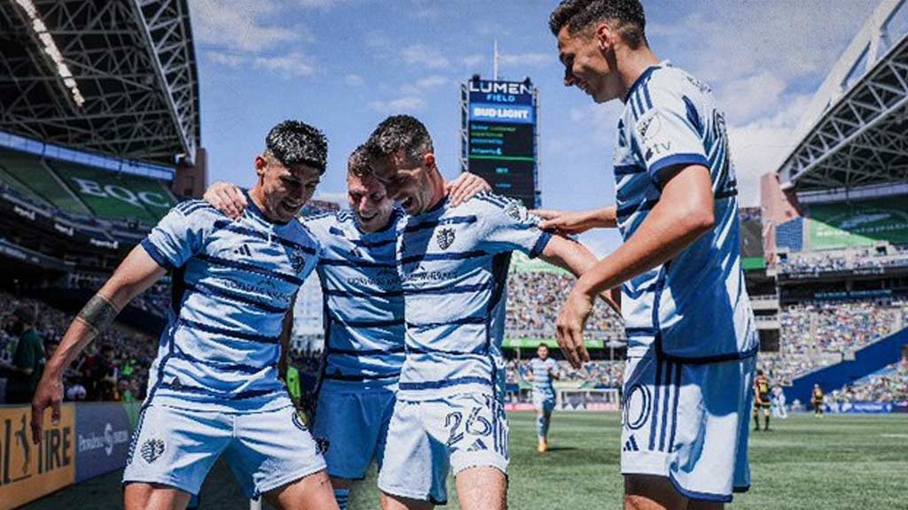 Alan Pulido sigue festeja un gol con el Sporting Kansas City