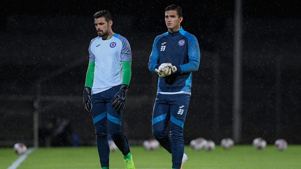 Andrés Gudiño y Sebastián Jurado, una lucha por la titularidad de Cruz Azul