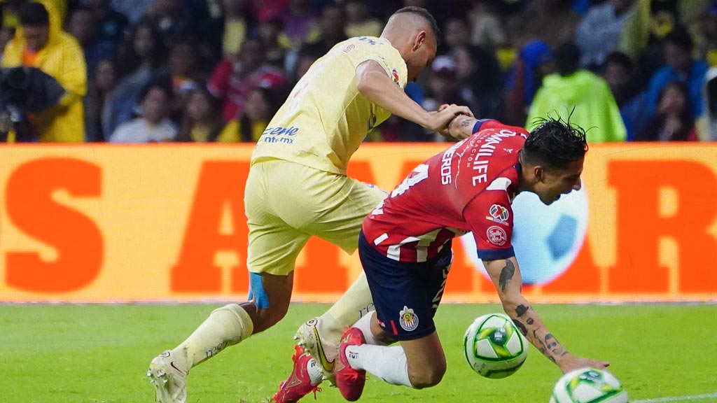 Carlos Cisneros se rompió el ligamento con Chivas y no jugará la final