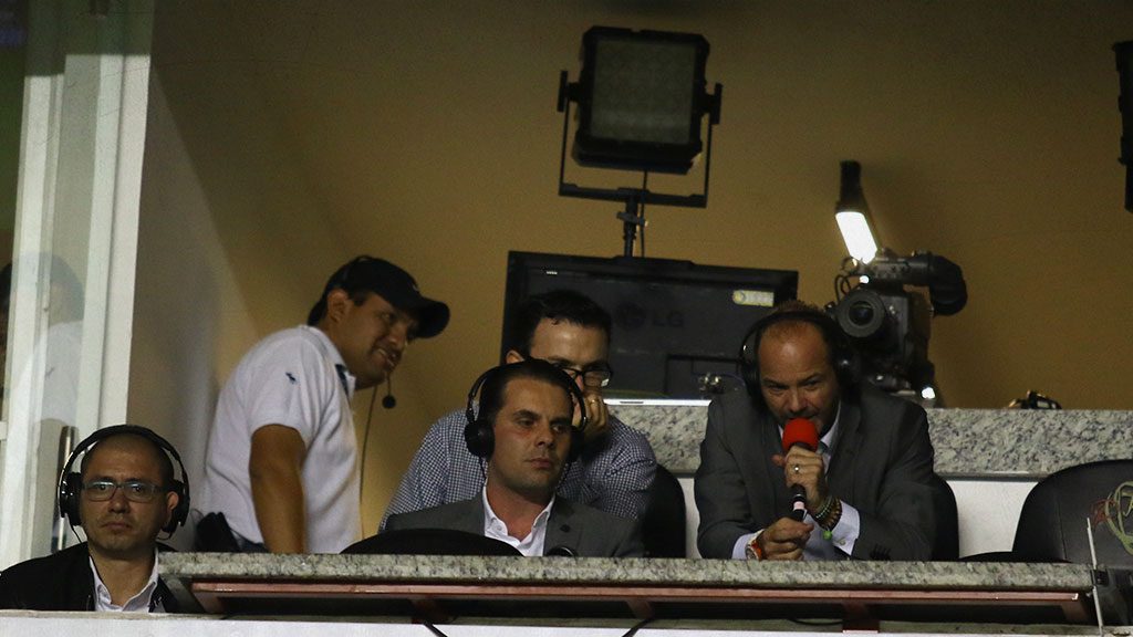 Chivas y el ‘Aztecazo’ al América provocó que Zague dejará el micrófono, tras burla de Martinoli durante transmisión