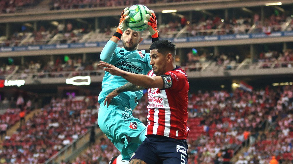 ¿Era penal para Chivas? El VAR no lo revisó y acusan injusticia