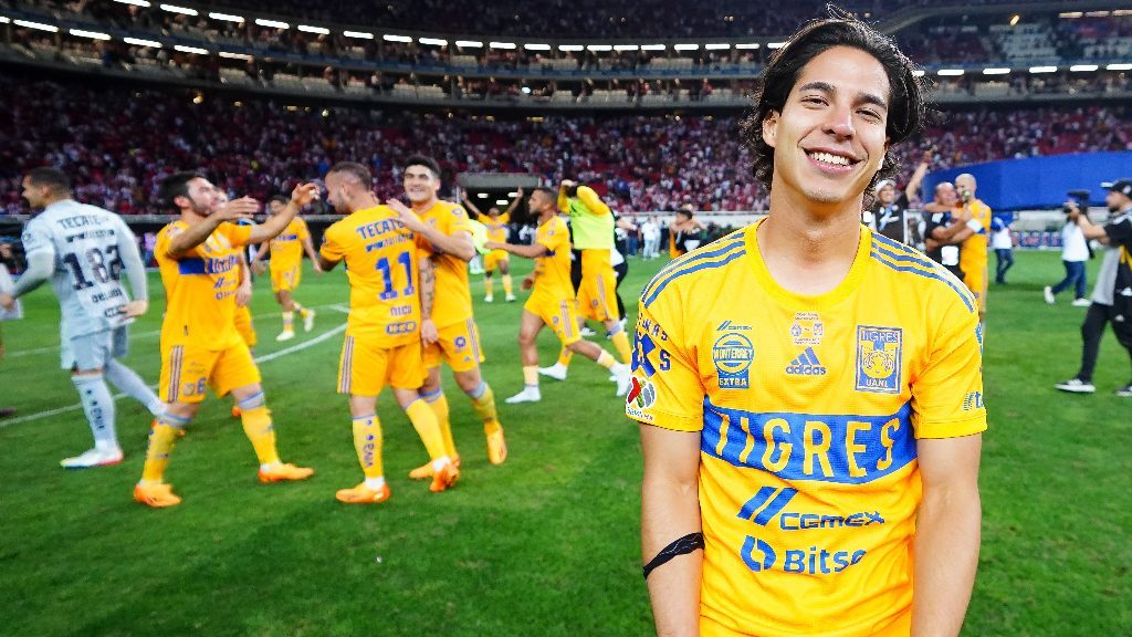 Diego Lainez se burló de Chivas en un live después de la final