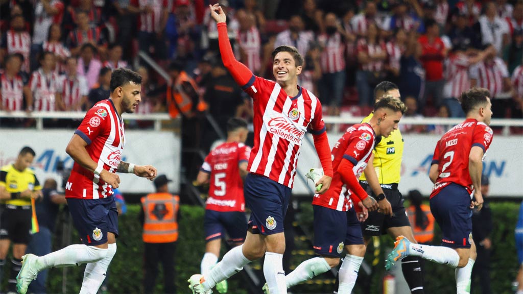 Isaac Conejito Brizuela se perfila para seguir en Chivas