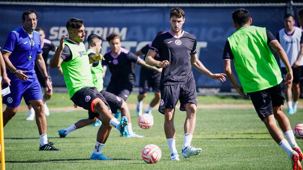 Iván Morales y Santiago Giménez durante un entrenamiento en Cruz Azul