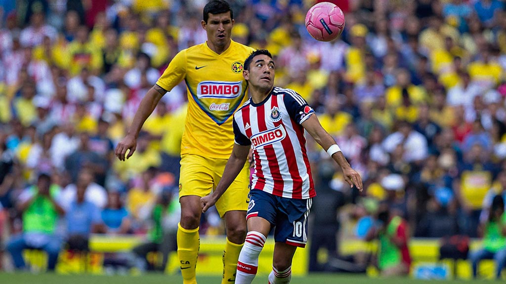 Maza Rodríguez durante un Clásico Nacional entre América y Chivas