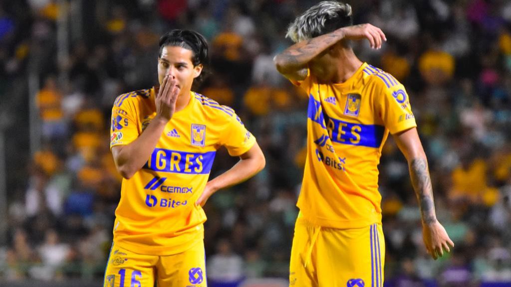 La afición de Tigres se cansó; piden la salida de Diego Lainez