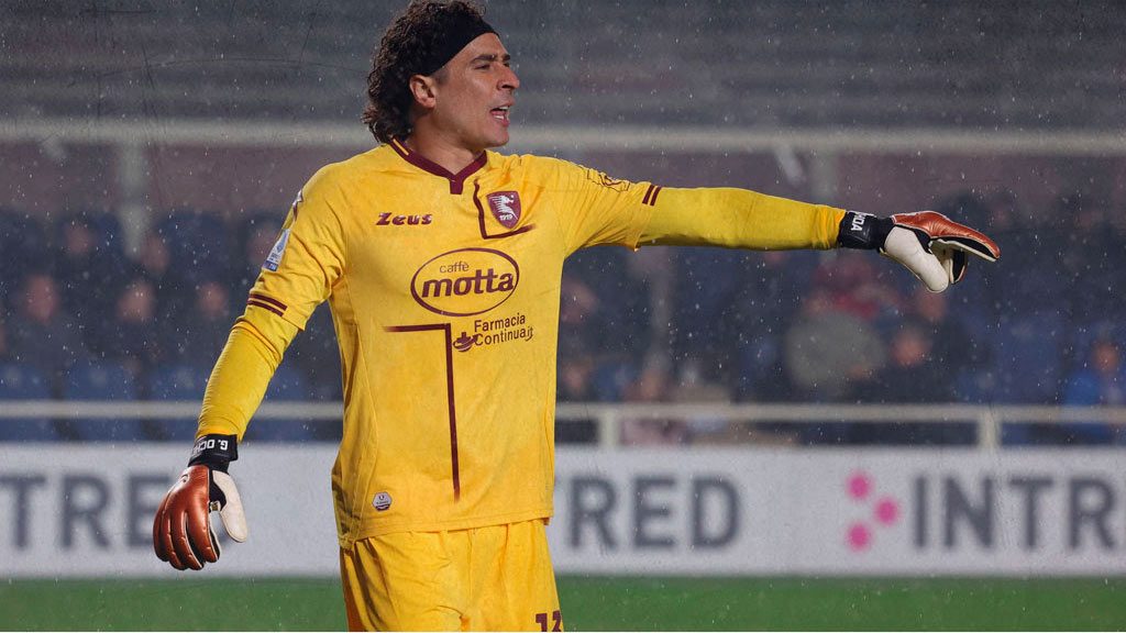 Guillermo Ochoa se queda en Salernitana