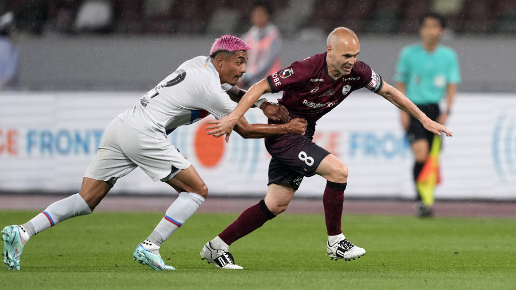 Julián Araujo marcando a Andrés Iniesta en su debut con el FC Barcelona