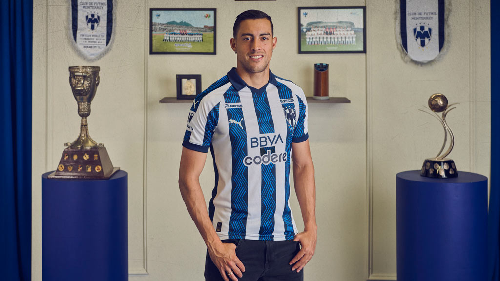 Rogelio Funes Mori, goleador histórico del Monterrey, también luce esta nueva camiseta