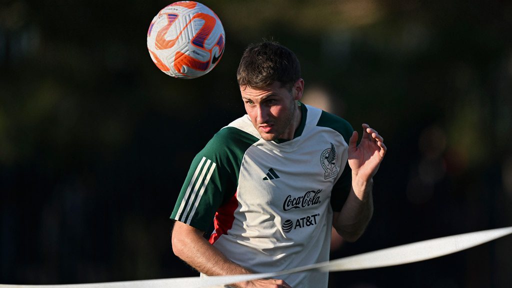 Santiago Giménez, borrado de las grandes citas en Selección Mexicana