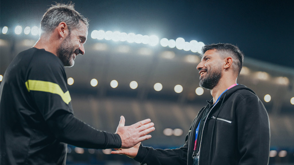 Scott Carson y Kun Agüero previo a la final de la UEFA Champions League